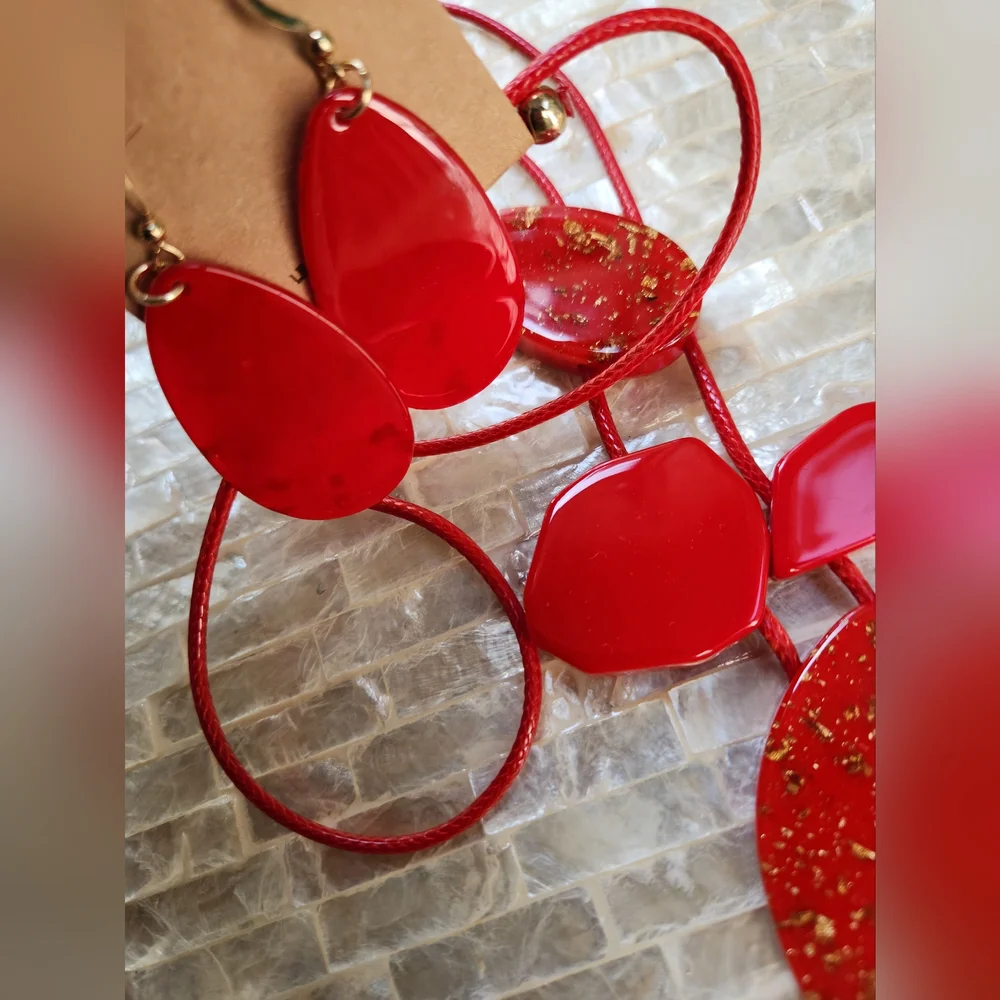 Reversible Bright Red Acrylic with Gold Flakes Necklace with Earrings Set - Picture 7 of 17